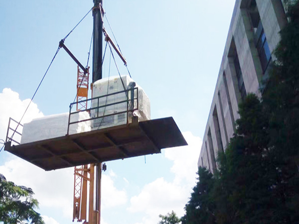 上海華測(cè)檢測(cè)工廠吊機(jī)搬運(yùn)上樓
