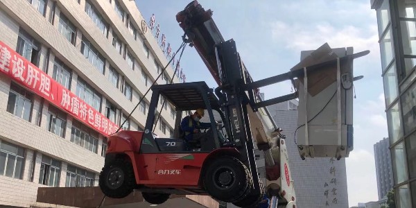 精密設備吊裝哪家好？無塵氣墊搬運有什么作用？