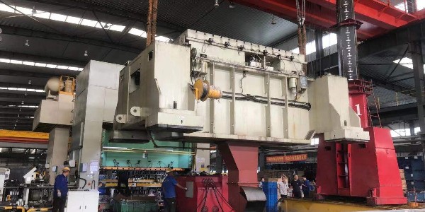 重型設(shè)備裝卸搬運(yùn)需要注意哪些問題