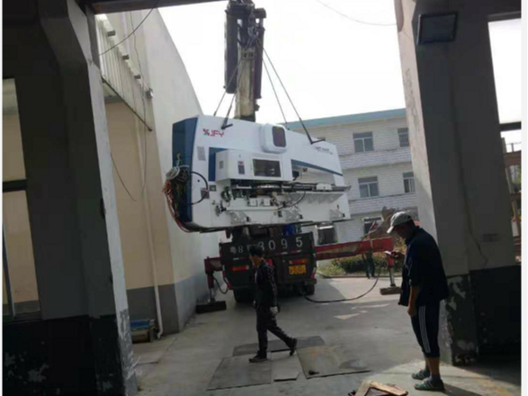 大型數(shù)控沖床吊裝搬運