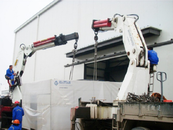 設(shè)備吊裝公司如何搬運冰水機高空吊裝